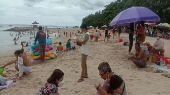 Tahun Baru Hari Pertama di Bali, Warga Geruduk Pantai Sanur