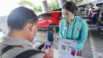 Penumpang mendaftar untuk Rapid Tes Antigen di Stasiun Gambir, Jakarta Pusat, Sabtu (1/1/2022). [Suara.com/Alfian Winanto]