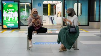 Warga menunggu moda transportasi MRT Jakarta di Stasiun Bundaran HI, Jakarta Pusat, Sabtu (1/1/2022). [Suara.com/Alfian Winanto]
