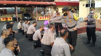 Naik Pangkat, 14 Polisi Sibolga Sumut Ritual Mandi Kembang