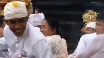 Pria Berbaju Adat Bali Ini Kaget Hingga Terjungkal Setelah Api dari Tetimpug Meletup