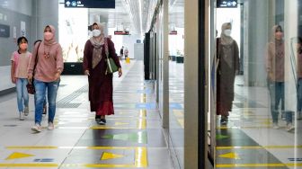 Warga menunggu moda transportasi MRT Jakarta di Stasiun Bundaran HI, Jakarta Pusat, Sabtu (1/1/2022). [Suara.com/Alfian Winanto]