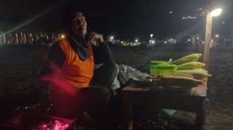 Pantai Parangtritis Diguyur Hujan Jelang Pergantian Tahun, Pedagang Jagung Sepi Pembeli
