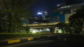 Suasana sepi saat malam pergantian tahun di Kawasan Semanggi, Jakarta Pusat, Sabtu (1/1/2022). [Suara.com/Alfian Winanto]