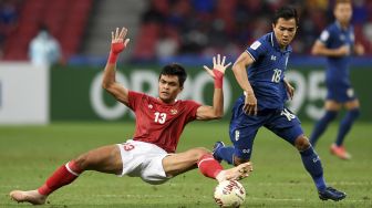 Pemain Indonesia Rachmat Irianto (kiri) berebut bola dengan pemain Thailand Chanathip Songkrasin pada pertandingan leg kedua final sepak bola Piala Suzuki AFF 2020 antara Thailand dan Indonesia di Stadion Nasional Singapura, pada (1/12/2022). [ROSLAN RAHMAN / AFP]