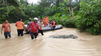 Tim SAR Evakuasi Warga Korban Banjir di Sejumlah Kampung Aceh Tamiang