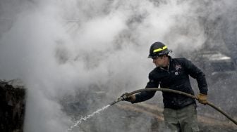 Petugas pemadam kebakaran memadamkan api di sebuah lokasi rumah di Boulder County, Colorado, Amerika Serikat, pada (31/12/2021). [JASON CONNOLLY / AFP]