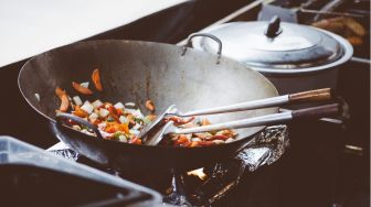 Suami Istri Penjual Chinese Food Ini Tak Mau Warungnya Ramai Pembeli, Apa Alasannya?