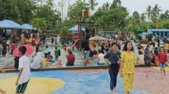 Kolam Renang Putri Kembar Ramai Dikunjungi Wisatawan