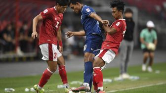 Pemain Indonesia Alfeandra Dewangga Santosa (kiri) berebut bola dengan pemain Thailand Teerasil Dangda pada pertandingan leg kedua final sepak bola Piala Suzuki AFF 2020 antara Thailand dan Indonesia di Stadion Nasional Singapura, pada (1/12/2022). [ROSLAN RAHMAN / AFP]