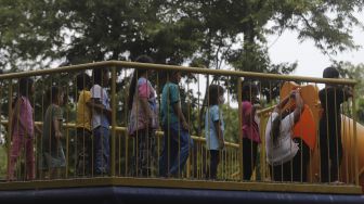 Sejumlah anak bermain di Taman Puring, Jakarta, Minggu (2/1/2022). [Suara.com/Angga Budhiyanto]