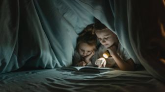 3 Manfaat Membaca Buku di Malam Hari, Bisa Mengatasi Insomnia