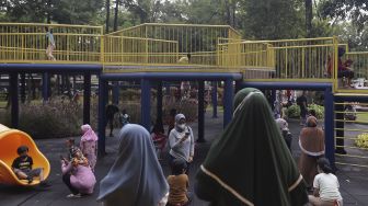 Sejumlah anak bermain di Taman Puring, Jakarta, Minggu (2/1/2022). [Suara.com/Angga Budhiyanto]