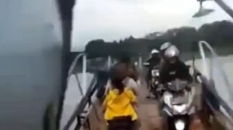 Viral Detik-detik Jembatan Jembalas Bandung Barat Ambruk, Pemotor Terperosok ke Sungai