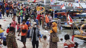 Warga memadati Pantai Kenjeran, Surabaya, Jawa Timur, Sabtu (1/1/2022). [ANTARA FOTO/Patrick Cahyo Lumintu]