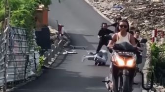 Sekelompok Skater Diduga di Bali Terjungkal Berjamaah Saat Atraksi di Jalanan