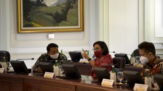 Menkeu Sri Mulyani (tengah) berbincang dengan Kepala Staf Presiden Moeldoko (kiri) dan Menkes Budi Gunadi Sadikin saat menghadiri rapat terbatas terkait evaluasi pemberlakuan pembatasan kegiatan masyarakat (PPKM) di Kantor Presiden, Jakarta, Senin (3/1/2022). [ANTARA FOTO/Sigid Kurniawan]