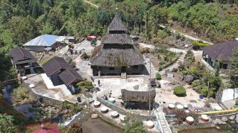 Heboh Pria Onani Ganggu Bule Ngevlog di Masjid Tuo Kayu Jao Solok, Pj Wali Nagari: Dia Bukan Warga Kami!