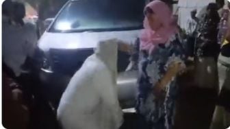 Momen Haru Habib Bahar Sebelum Datangi Polda Jabar, Bersimpuh Cium Kaki Ibunda