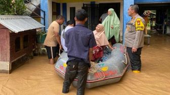 Mau Melahirkan, Ibu Muda Korban Banjir Rokan Hulu Dibawa Pakai Perahu Karet
