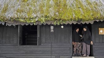 Pengunjung keluar dari pintu Masjid Tuo Kayu Jao di Batang Barus, Gunung Talang, Solok, Sumatera Barat, Senin (3/1/2022). [ANTARA FOTO/Wahdi Septiawan]