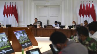 Presiden Joko Widodo (kiri) didampingi Wakil Presiden Ma'ruf Amin memimpin rapat terbatas terkait evaluasi pemberlakuan pembatasan kegiatan masyarakat (PPKM) di Kantor Presiden, Jakarta, Senin (3/1/2022). [ANTARA FOTO/Sigid Kurniawan]