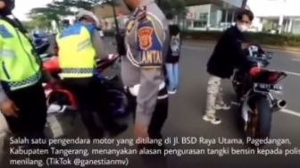 Viral Polisi Kuras Tangki Moge Usai Tilang, Polres Tangsel: Video Lama, untuk Efek Jera