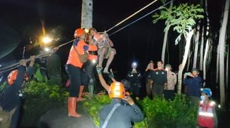 Evakuasi Dua Warga Terjebak Banjir Lahar Dingin Gunung Semeru