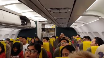 Video Paduan Suara Mahasiswa Menyanyi di Dalam Pesawat Viral, Publik Ramai Berdebat