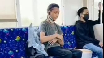 Viral Pemuda Sholat di Dalam Gerbong Kereta, Tindakannya Picu Perdebatan Netizen