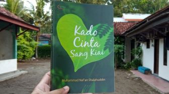 Menyelami Pesan-pesan Bijak dalam Buku Kado Cinta Sang Kiai