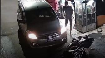 Viral Pengemudi Mobil Arogan di Pondok Aren Tangsel Tabrak Motor Lalu Keluar Tenteng Senpi