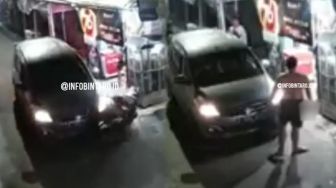 Tabrak Motor di Pinggir Jalan, Pengemudi Mobil Todong Pistol ke Warga