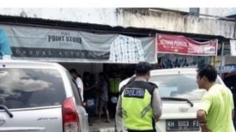 Potret Dua Mobil Parkir Berjejer Bikin Polisi Melongo, Pelat Nomor Jadi Sorotan