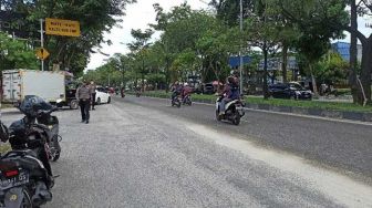 Sempat Bikin Motor Jatuh, Tumpahan Solar di Jalan Pekanbaru Diberi Pasir