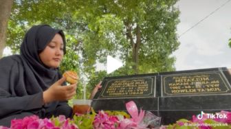 Viral Cewek Curhat di Makam Sambil Ngemil Donat dan Minum Es Teh