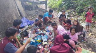 Mahasiswa KKN Unsulbar Gelombang XVIII Melaksanakan Program Ekobrik di Dusun Galung Paara