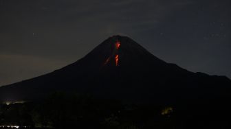 Gunung Merapi mengeluarkan guguran lava pijar terlihat dari Srumbung, Magelang, Jawa Tengah, Senin (3/1/2022). ANTARA FOTO/Andreas Fitri Atmoko
