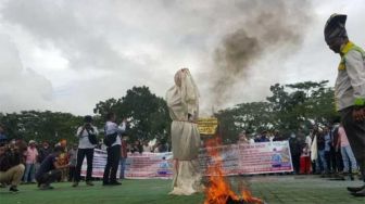 Buntut Kontrak Honorer Disetop, Massa di Meranti Protes Bakar Seragam Dinas