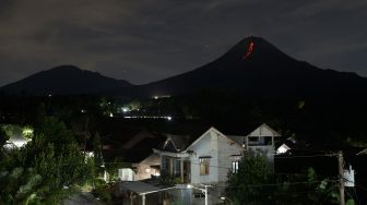 Gunung Merapi mengeluarkan guguran lava pijar terlihat dari Srumbung, Magelang, Jawa Tengah, Senin (3/1/2022). ANTARA FOTO/Andreas Fitri Atmoko
