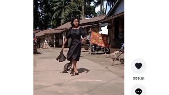 Videonya Viral, Cewek Ini Berjalan Bak Model Sambil Menenteng Kelelawar