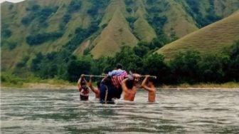 Viral Warga Tana Toraja Angkat Pasien Seberangi Air Sungai Setinggi Dada