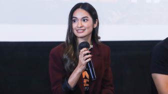 Aktris Hana Prinantina Malasan saat jumpa pers film 'Ben & Jody' di Kuningan, Jakarta Selatan, Rabu (5/1/2022). [Suara.com/Alfian Winanto]