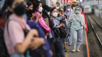 Kepadatan Calon penumpang saat menunggu kedatangan kereta di Stasiun Tanah Abang, Jakarta Pusat, Rabu (5/1/2021). [Suara.com/Alfian Winanto]