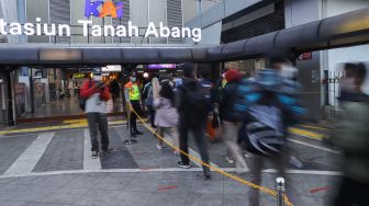 Calon penumpang KRL mengantri saat akan masuk ke Stasiun Tanah Abang, Jakarta Pusat, Rabu (5/1/2021). [Suara.com/Alfian Winanto]