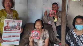 Heboh, Kalender Hingga Stiker Ganjar-Puan Diklaim Jadi Rebutan Masyarakat di Bekasi