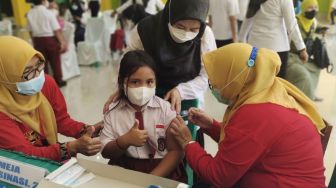 Diantar Orang Tua dan Guru, Ratusan Anak Usia 6-11 Tahun di Ciamis Ikuti Vaksinasi