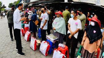 Serahkan Sembako dan Bantuan Tunai ke Pasar Purwodadi, Jokowi Ingatkan Disiplin Prokes
