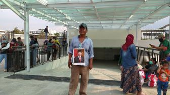 Apes Tingkat Dewa! Sudah Bawa Poster Bergambar Jokowi, Edi Tak Dapat Sembako dari Presiden