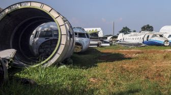 Sejumlah bagian dari bangkai pesawat terbang tergeletak di sebuah tanah lapang di kawasan Kemang, Kabupaten Bogor, Jawa Barat, Rabu (5/1/2022).  ANTARA FOTO/Yulius Satria Wijaya